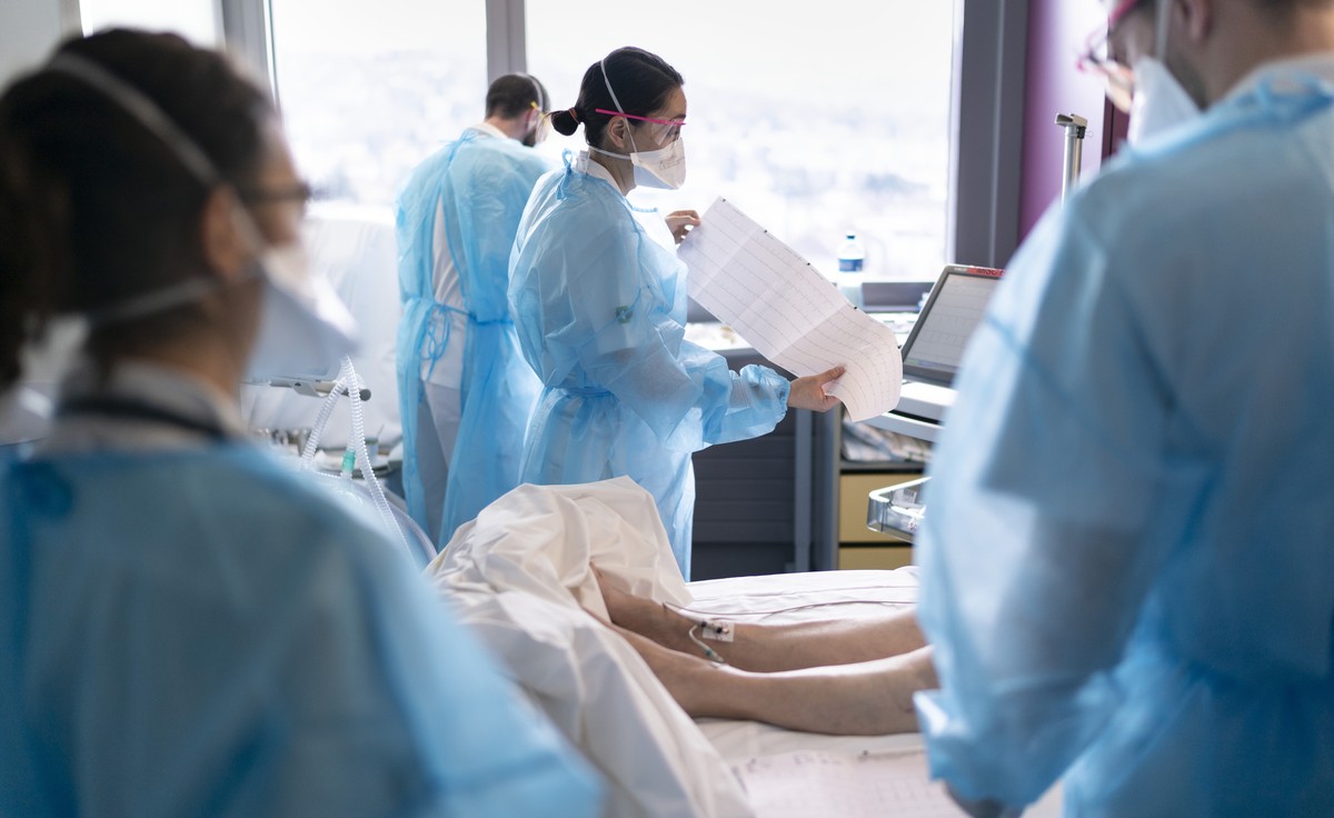 Le personnel soignant prodiguent des soins a une personne atteinte du Covid-19 dans l'unit&amp;#x17d; des soins intermediaires du service de medecine interne lors de la 5eme vague de la pandemie  ...