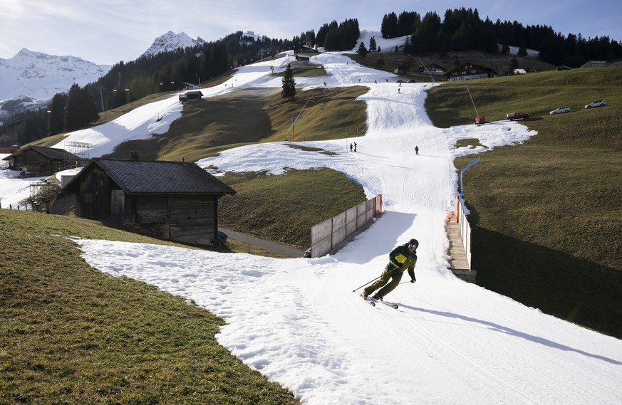 Skifahrer fahren auf der Piste zwischen Chuenisbaergli und Boden, am Mittwoch, 28. Dezember 2022 in Adelboden. (KEYSTONE/Anthony Anex)