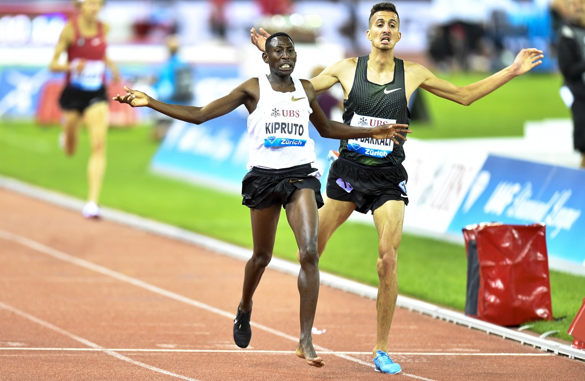 epa06985121 Conseslus Kipruto (L) of Kenya crosses the finish line to win the men's 3,000m Steeplechase race during the Weltklasse IAAF Diamond League international athletics meeting in Zurich, S ...