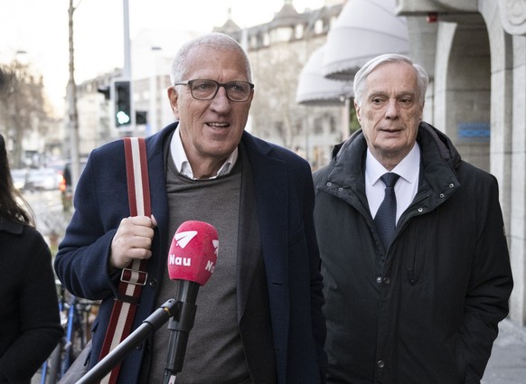 Der ehemalige Raiffeisenchef Pierin Vincenz, Mitte, erscheint mit Anwalt Lorenz Erni zum Raiffeisen-Prozess des Zuercher Bezirksgerichts vor dem Volkshaus, am Mittwoch, 9. Februar 2022, in Zuerich. Di ...