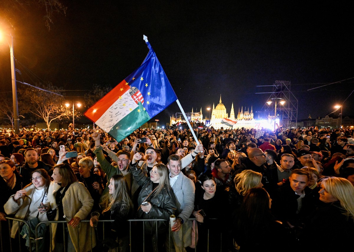 epa12886202 Supporters of the opposition Tisza Party celebrate after the party won landslide victory in the general elections in Budapest, Hungary, 12 April 2026. EPA/Robert Hegedus HUNGARY OUT