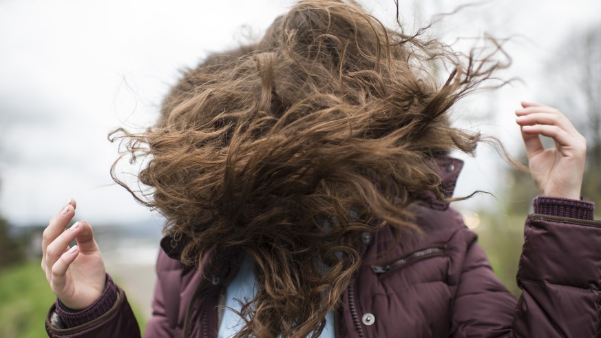 Leonoras Haare wehen im Wind, aufgenommen am Dienstag, 31. Maerz 2015 auf der Waid in Zuerich. Das Sturmtief &quot;Niklas&quot; zieht am Dienstag mit Spitzengeschwindigkeiten ueber die Schweiz. (KEYST ...