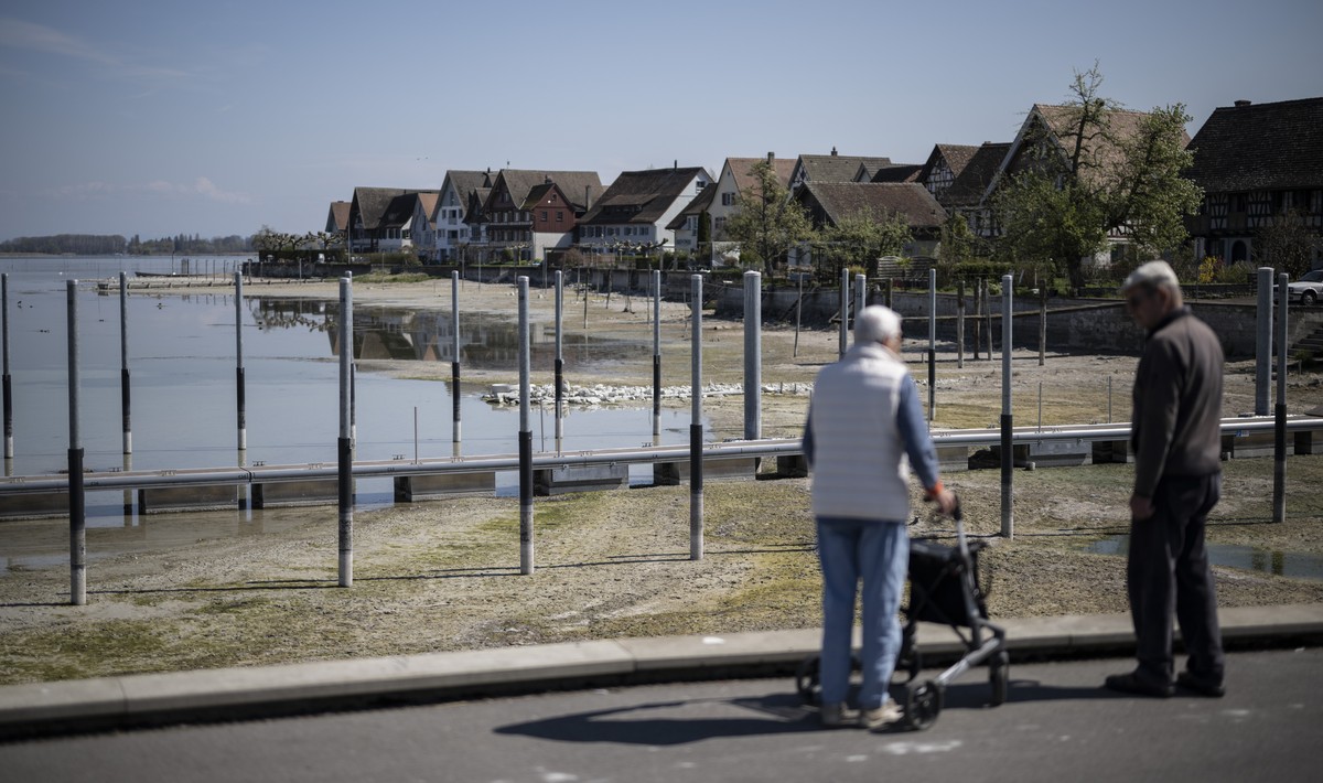 Der Bootsstegt liegt teilweise auf dem Trockenen am Untersee, aufgenommen am Mittwoch 9. April 2025 im thurgauischen Ermatingen. Wegen zu wenig Regen und Schmelzwasser ist der Wasserstand am Bodensee  ...