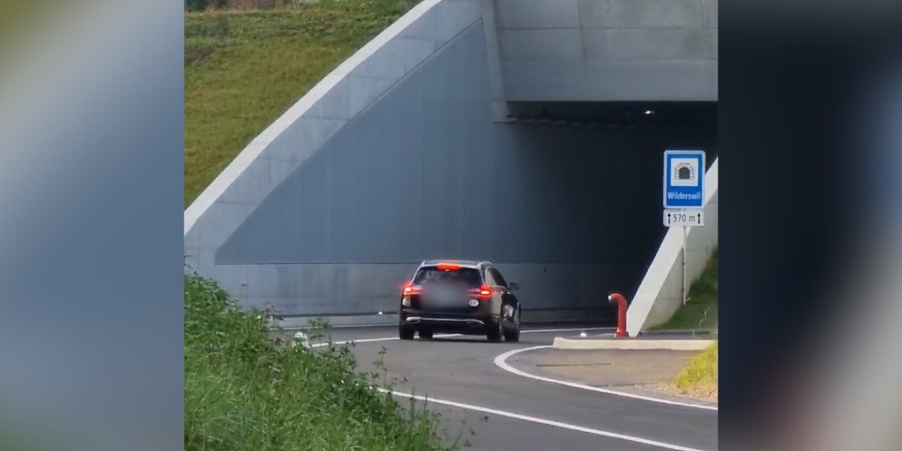 Die neue Umfahrungsstrasse in Wilderswil bei Interlaken wird am Wochenende offiziell eröffnet.Im Video sieht man, wie ein Auto die neue Strasse bereits eingeweiht hat.