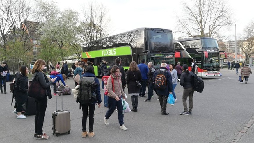 Sonntag, 18.30 Uhr in Zürich: Der Sturm auf den grünen Bus beginnt.