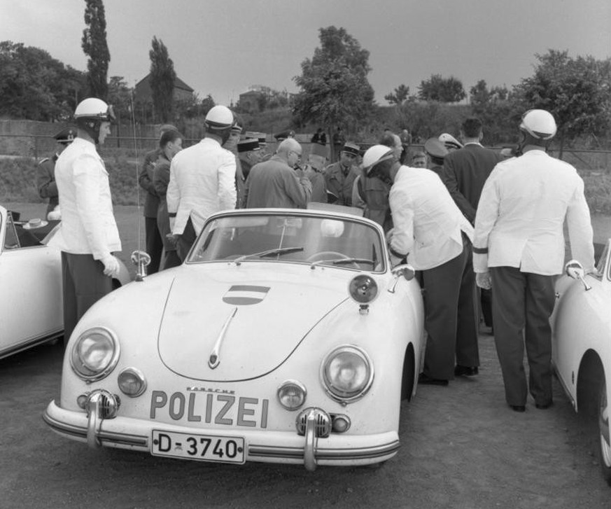 Vorführung der Autobahnpolizei d. Landes Nordrhein-Westfalen für französische Polizeioffiziere
Hersel bei Bonn, 1959 
https://de.wikipedia.org/wiki/Streifenwagen#/media/Datei:Bundesarchiv_B_145_Bild-F ...