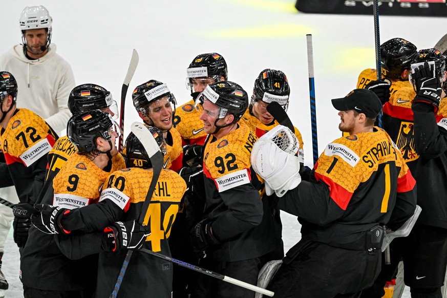 epa10658330 Team Germany celebrates winning the semi final match between USA and Germany at the IIHF Ice Hockey World Championship 2023 in Tampere, Finland, 27 May 2023. EPA/KIMMO BRANDT