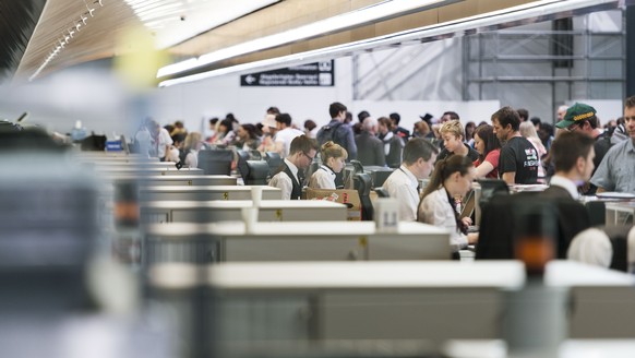 ANLAESSLICH DER BILANZ MEDIENKONFERENZ DER FLUGHAFEN ZUERICH AG AM DIENSTAG, DEM 17. MAERZ 2015, STELLEN WIR IHNEN FOLGENDES ARCHIVBILD ZUR VERFUEGUNG - Passengers and airport employees at the check-i ...