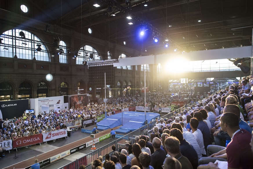 Overview of the women&#039;s pole vault competition at the main railway station in Zurich, Switzerland, Wednesday, August 31, 2016. The other competitions of the Weltklasse IAAF Diamond League interna ...