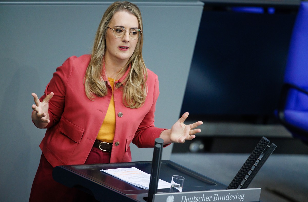 epa13224603 Green party (Die Gruenen) parliamentary group co-chairwoman in the German parliament Katharina Droege speaks during a debate at the German parliament, the Bundestag, in Berlin, Germany, 09 ...