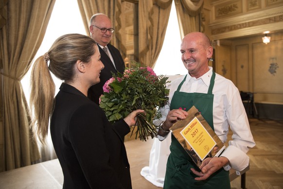 Der Spitzenkoch Rico Zandonella erhaelt einen Blumenstrauss bei der Ernennung zum Gault-Millau &quot;Koch des Jahres 2017&quot; im Romantik Seehotel Sonne, aufgenommen am Montag, 10. Oktober 2016, in  ...