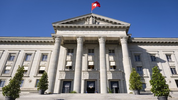 Deux policiers de l'Office federal de la police, gardent l'entree du Tribunal federal lors de la ceremonie officielle du 150eme anniversaire du Tribunal federal le jeudi 15 mai 2025 a Lausan ...