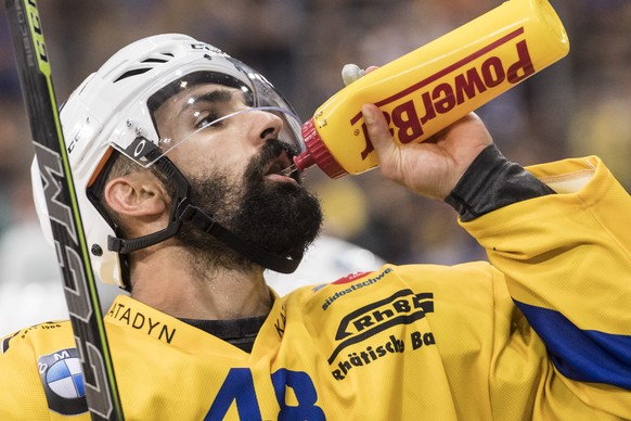 Davos Spieler Daniel Rahimi nimmt einen Schluck im Eishockey National League A Spiel zwischen dem EHC Biel und dem HC Davos, am Dienstag, 13. September 2016 in der Tissot Arena in Biel. (KEYSTONE/Ales ...