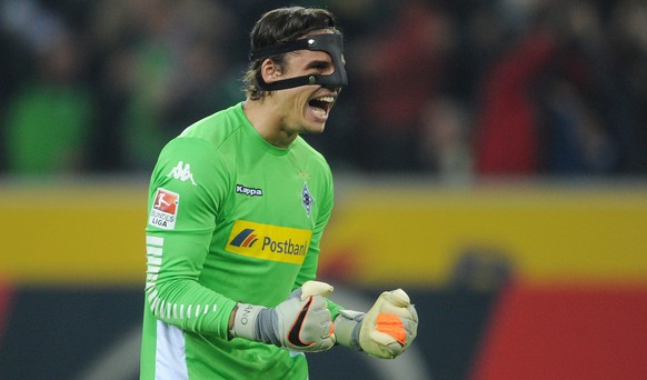 Masken-Mann Yann Sommer feiert gegen Schalke den fünften Gladbach-Sieg in Folge. Drmic bleibt nur die Zuschauerrolle.