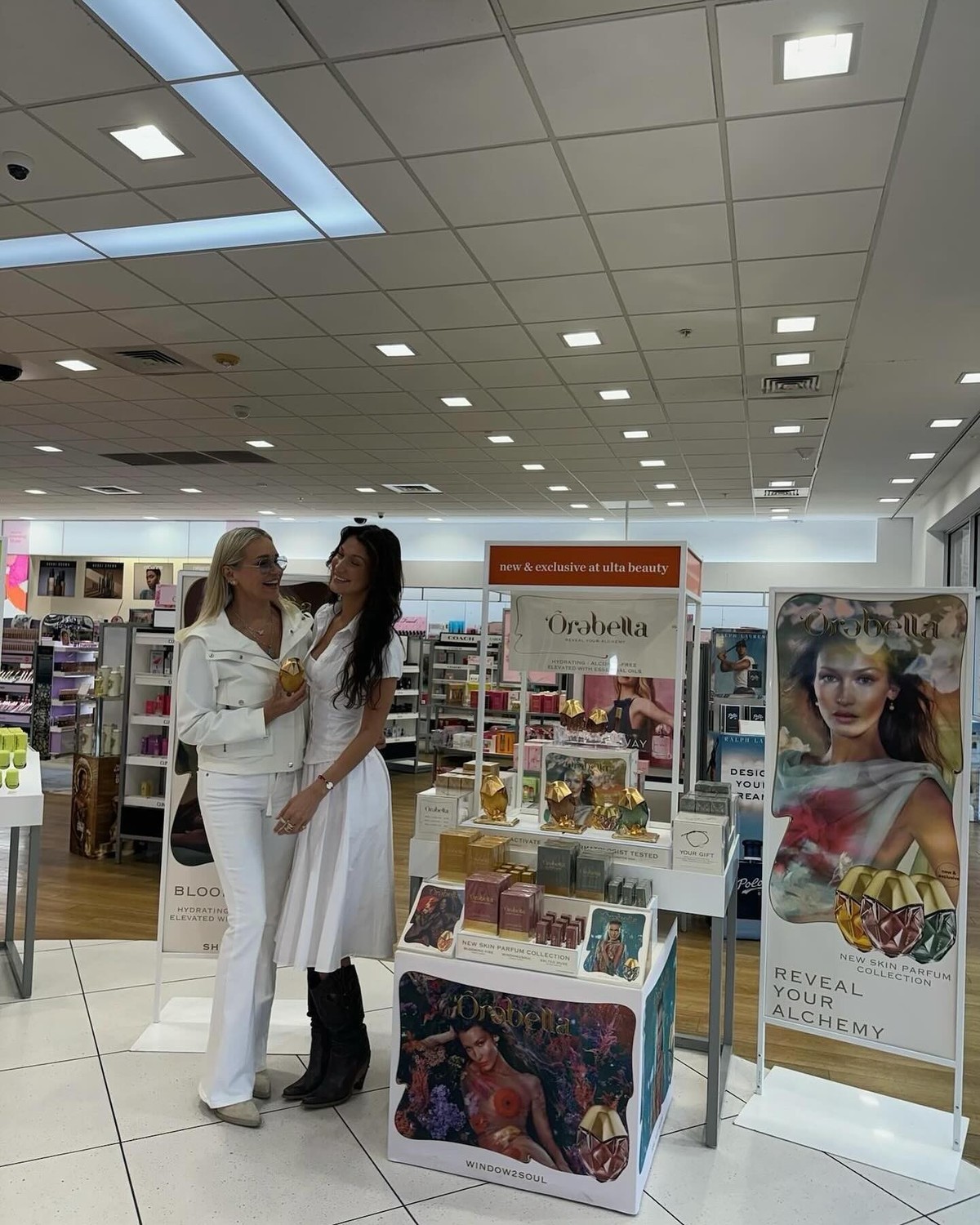 ... qui font la promo du nouveau parfum du mannequin.