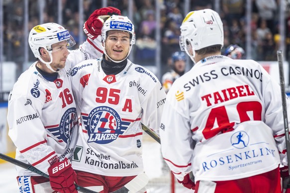 Tanner Fritz (SCRJ), Tyler Moy (SCRJ) und Jonas Taibel (SCRJ), von links, bejublen den Treffer zum 1:3 im Eishockey Meisterschaftsspiel der National League zwischen dem HC Fribourg-Gotteron und dem SC ...