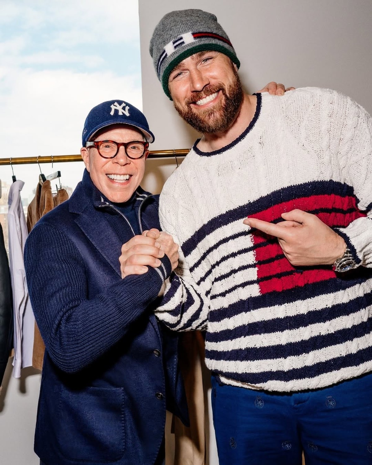 Travis Kelce et Monsieur Tommy Hilfiger, ont annoncé leur collaboration sur Instagram.