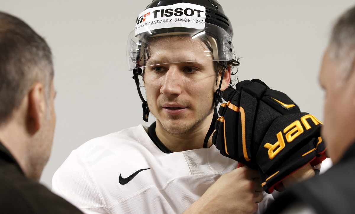 Switzerland's Damien Brunner speaks to reporters after a training session, at the IIHF 2015 World Championship, at the Tipsport Arena, in Prague, Czech Republic, Friday, May 8, 2015. (KEYSTONE/Sa ...
