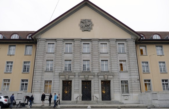 Medienleute stehen vor dem Zuercher Bezirksgericht am Mittwoch, 30. Maerz 2016. Heute Mittwoch steht der Bankangestellte vor dem Zuercher Bezirksgericht, der Ende 2011 die Affaere Hildebrand ins Rolle ...