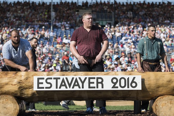 Christian Stucki, Mitte, bereitet sich auf den zweiten Gang vor am Eidgenoessischen Schwing- und Aelplerfest (ESAF) Estavayer 2016 in Payerne, am Samstag, 27. August 2016. (KEYSTONE/Peter Schneider)