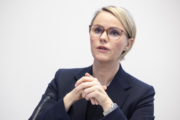 Regierungsraetin Natalie Rickli spricht an einer Medienkonferenz zu Finanzierungsgesuche der Spitaeler, am Donnerstag, 4. April 2024 in Zuerich. Das Kinderspital Zuerich und das Spital Wetzikon sind i ...
