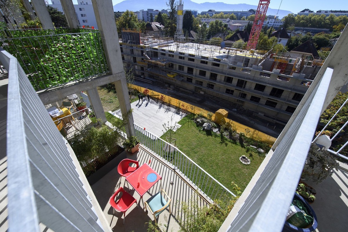 Une terrasse en commun et des balcons photographies devant un chantier, dans l'immeuble Soubeyran de la cooperative Equilibre, apres une conference de presse pour presenter le bilan du plan d ...