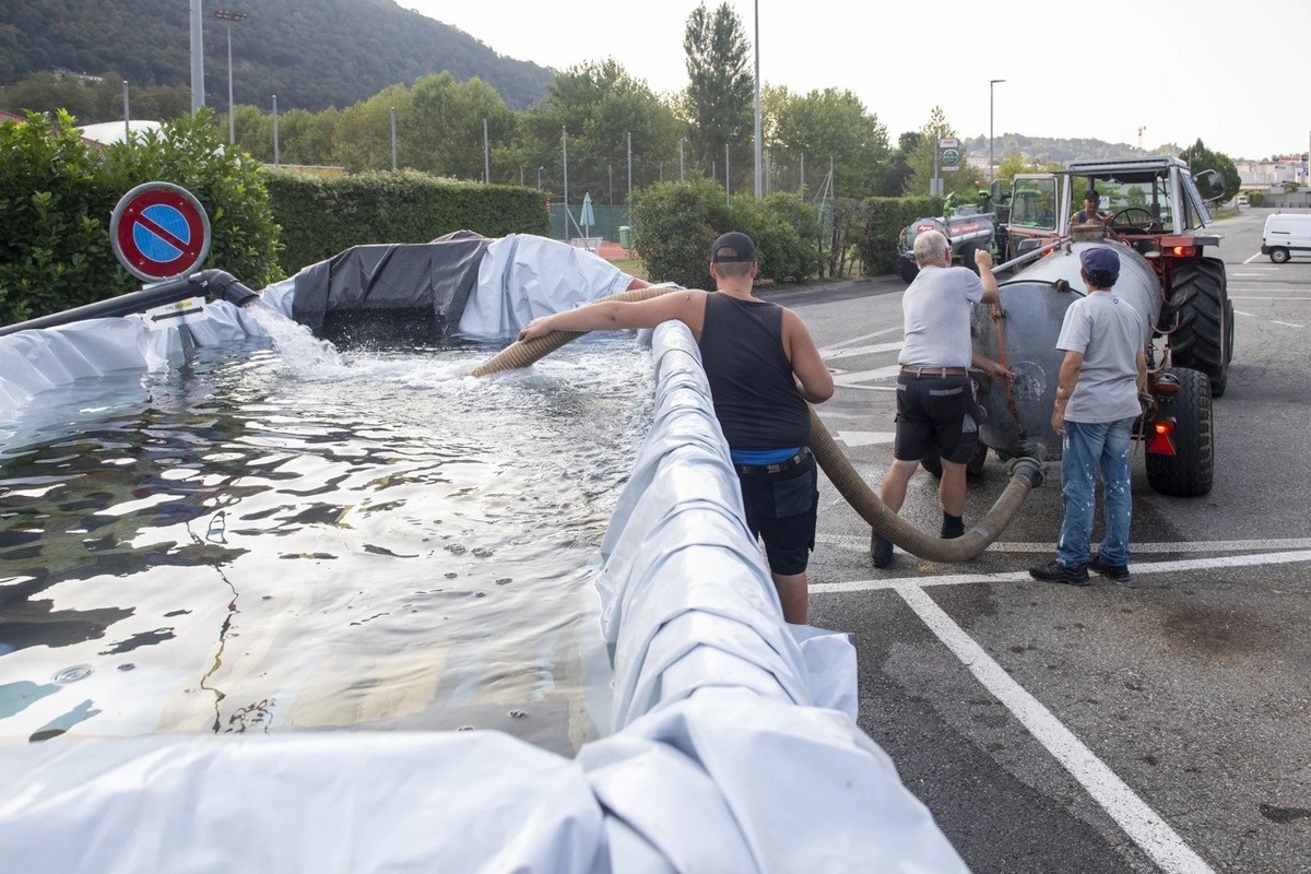 Des viticulteurs de Mendrisio (TI) remplissent des citernes d'eau pour irriguer leurs champs et leurs vignes.