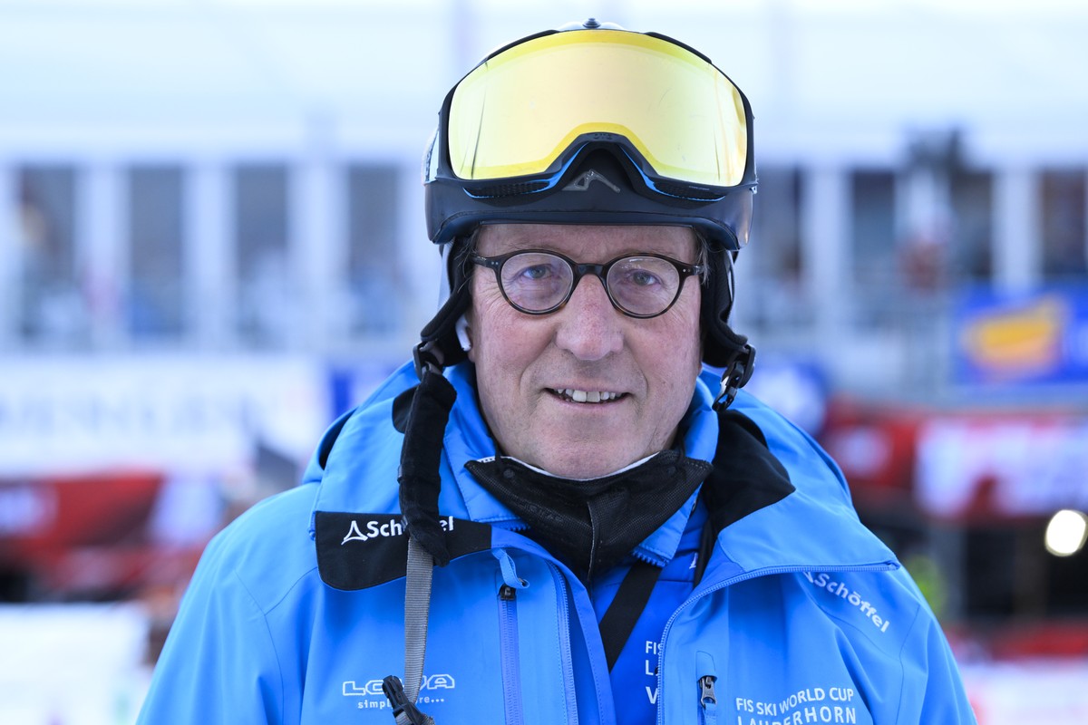 ARCHIV - ZU SDA INTERVIEW MIT URS NAEPFLIN, OK-CHEF LAUBERHORNRENNEN -- Urs Naepflin, head of the organising committee, looks on during the first run of the men's slalom race at the Alpine Skiing ...