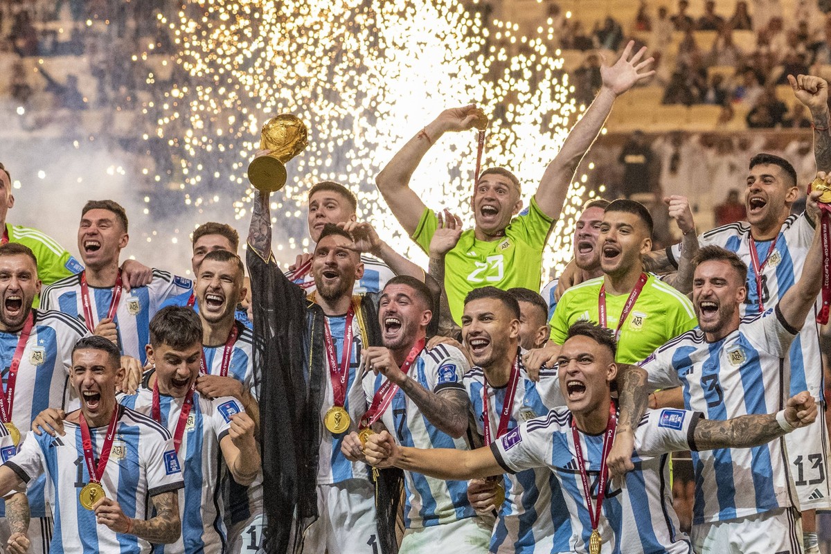 Argentina vs France LUSAIL, AD - 18.12.2022: ARGENTINA VS FRANCE - Lionel Messi and Argentina team celebrates with a cup after winning the Argentina vs France match on penalties and winning the 2022 F ...