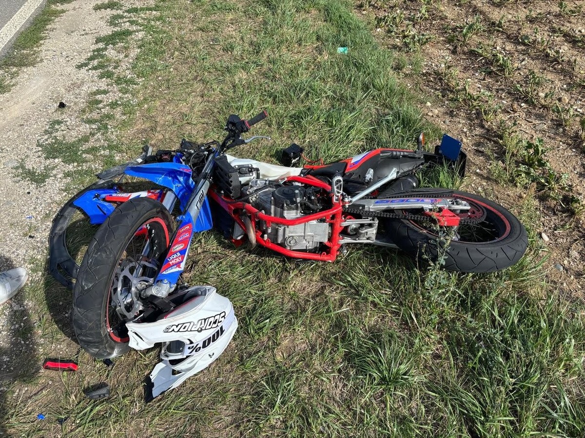 Der demolierte Töff, nachdem seinem 16-jährigen Fahrer der Vortritt genommen wurde.