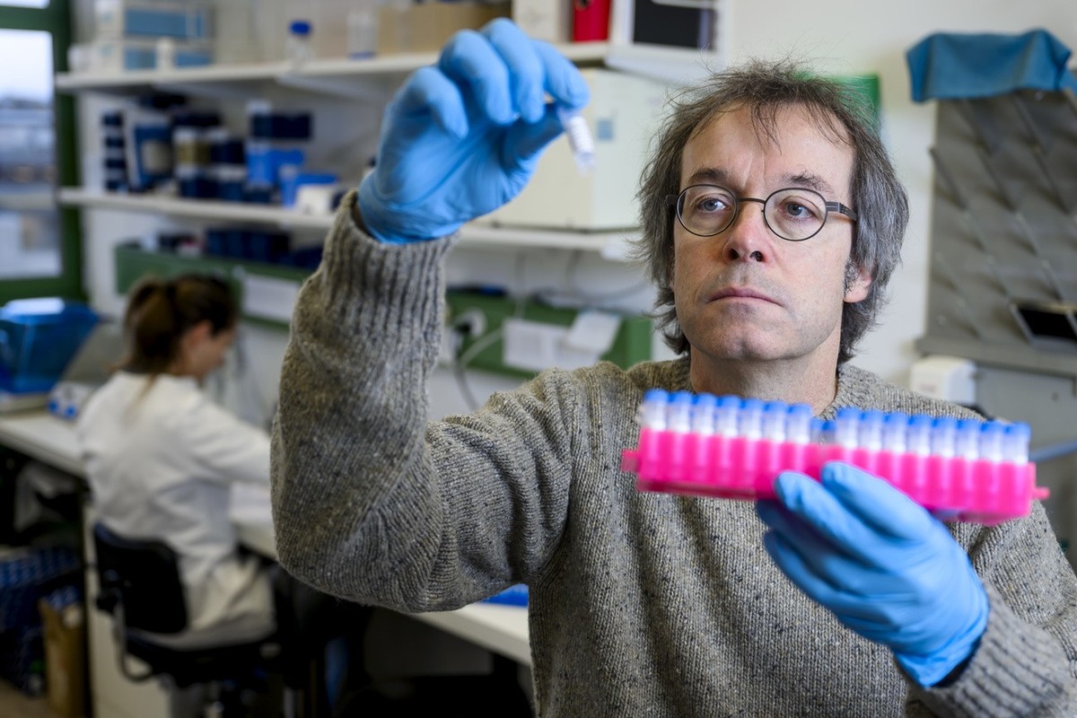 Luca Fumagalli, directeur du Laboratoire de biologie de la conservation, du Departement d'ecologie et evolution de l'Universite de Lausanne, UNIL, pose dans son laboratoire avec des echantil ...