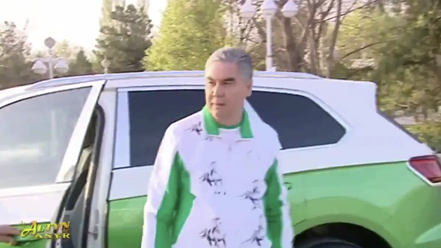 Turkmenistans Machthaber Gurbanguly Berdymuchammedow fährt Velo.