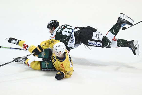 Oltens Alain Bircher, rechts, im Duell mit Langenthals Joel Salzgerber, links, waehrend dem Viertelfinal Spiel 5 der Swiss League, zwischen dem EHC Olten und dem SC Langenthal, am Mittwoch 22. Februar ...