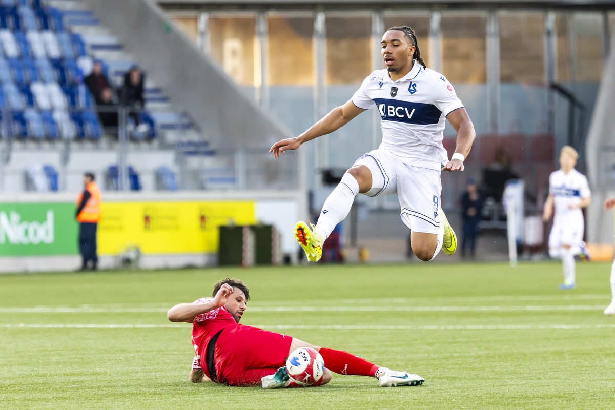 Lukas Muehl (FCW), left, fights for the ball with Theo Bair (LS), right, during the Super League soccer match of Swiss Championship between FC Lausanne-Sport, LS, and FC Winterthur, FCW, at the stade  ...