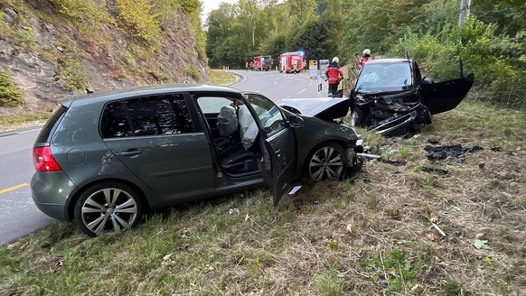 Bei einer Frontalkollision zweier Autos in Läufelfingen BL sind am 4. Oktober 2023 die drei Insassen schwer verletzt worden.