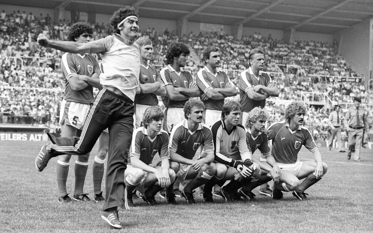Bildnummer: 08825671 Datum: 21.06.1982 Copyright: imago/Ferdi Hartung
Ein Fan hat es geschafft sich vor Mannschaftsfoto von Österreich zu schieben, hi.v.li.: Bruno Pezzey, Bernd Krauss (verdeckt), Rol ...