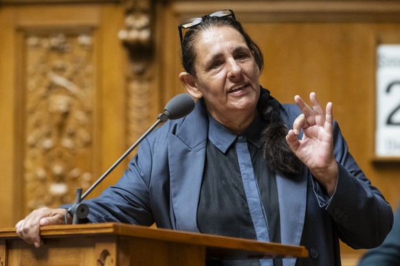 Jacqueline Badran, SP-ZH, stellt eine Frage zur Debatte um die Unterstuetzung elektronischer Medien zu, an der Herbstsession der Eidgenoessischen Raete, am Dienstag, 23. September 2025 im Nationalrat  ...