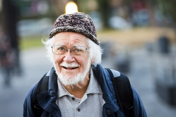 Jacques Dubochet, prix Nobel de chimie et temoin arrive afin de soutenir les douze activistes du collectif Lausanne Action Climat (LAC) lors de l&#039;ouverture du proces pour avoir organise une parti ...