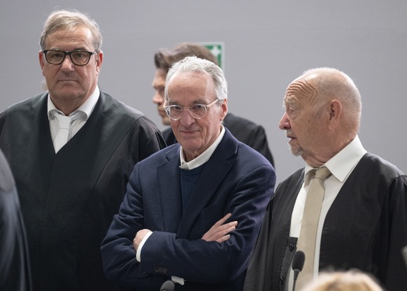 epa11362413 Heinrich XIII Prinz Reuss (C) with his lawyers arrives for a second day of his trial at the Higher Regional Court in Frankfurt, Germany, 23 May 2024. The federal prosecutor&#039;s office h ...