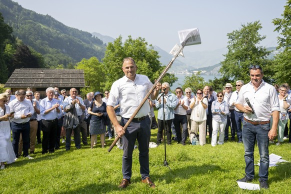 Marcel Dettling spiesst einen Teil des neuen Europavertgs mit einer Hellebarde auf, anlaesslich des Fraktionsausflug der SVP Schweiz in die Zentralschweiz wie hier auf den Rutli am Urnersee, am Mittwo ...