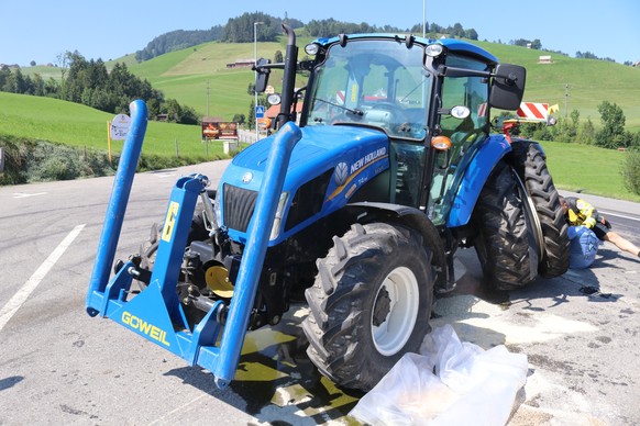 Beim Kreuzen zusammengeprallt - Traktorrad weggerissen