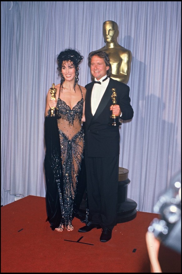 Info - La chanteuse Cher f�te ses 75 ans - ARCHIVES - LA CHANTEUSE CHER ET MICHAEL DOUGLAS LORS DE LA SOIREE DES OSCARS EN 1988, RECOMPENSES MEILLEURE ACTRICE POUR LE FILM MOONSTRUCK ET MEILLEUR ACTEU ...