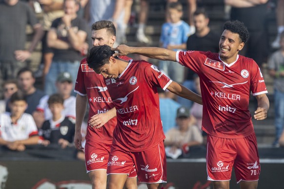 Die Winterthurer mit Randy Schneider, mitte, und Ltaief Sayfallah, rechts, feiern das Tor zum 1:2 beim Schweizer Fussball Cup 1/16 Final zwischen dem FC Aarau und dem FC Winterthur vom Sonntag, 17. Se ...