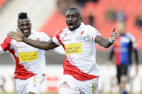 Le joueur valaisan Ebenezer Assifuah, gauche, et le joueur valaisan Jagne Pa Modou, droite, celebrent le premier but lors de la rencontre de 1/4 de finale de la Coupe Suisse de football entre le FC Si ...