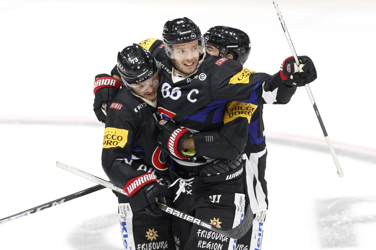 La joie de l'attaquant fribourgeois Julien Sprunger (buteur) au entre et de ses equipiers lors du match du championnat suisse de hockey sur glace de National League LNA, entre le Fribourg Gottero ...