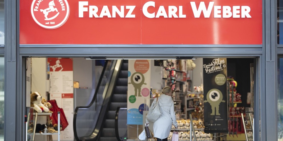 Noch vor einem Jahr verkaufte der FDP-Politiker Marcel Dobler Franz Carl Weber an den deutschen Drogeriehändler Müller. Damals versprach er, dass sich für die Mitarbeiter nichts ändere und weiterhin S ...