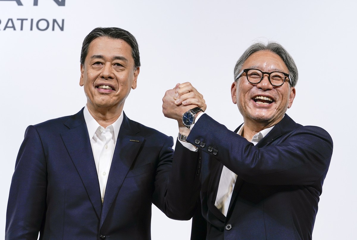 epa11514871 Makoto Uchida (L), President and Chief Executive Officer (CEO) of Nissan Motor Co., Ltd., and Toshihiro Mibe, President and Chief Executive Officer (CEO) of Honda Motor Co., Ltd., pose for ...