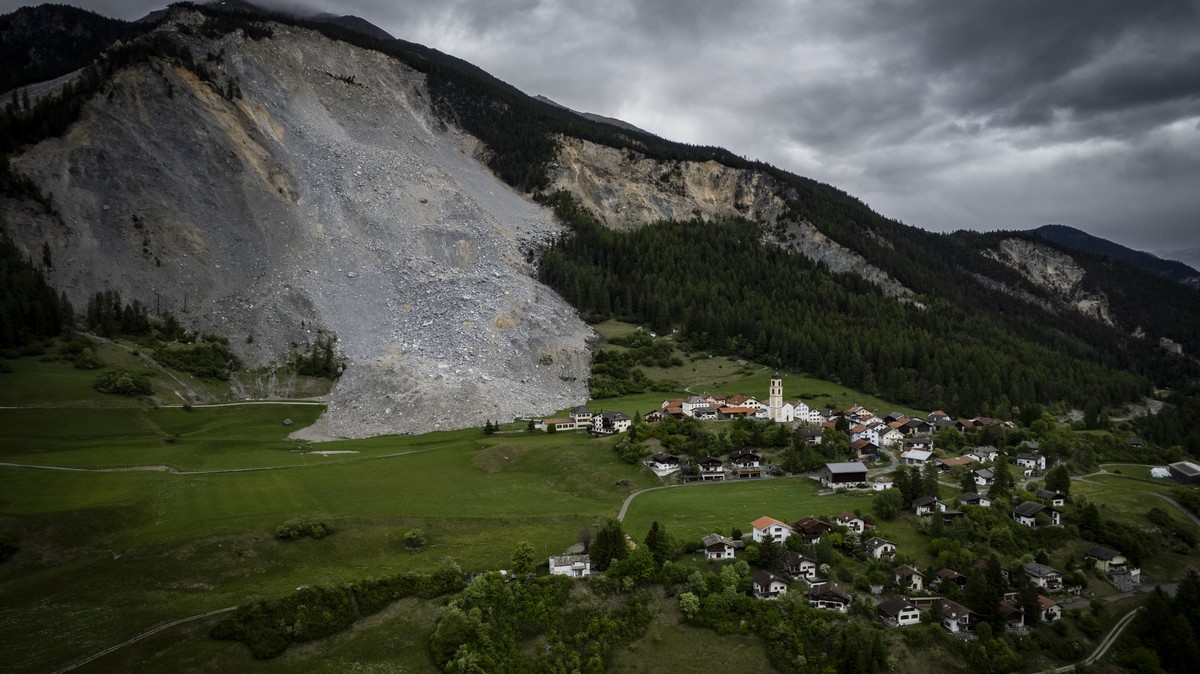 Blick auf Brienz, am Montag, 11. Mai 2026, in Brienz-Brinzauls. Das Dorf war wegen eines erneuten drohenden Bergsturz ueber 62 Wochen evakuiert. Im Juni 2023 war es knapp von einem Schuttstrom verfehl ...