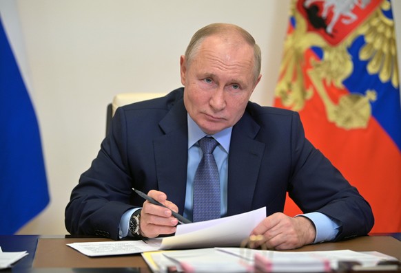 epa09534605 Russian President Vladimir Putin chairs a meeting with members of the government via teleconference call at Novo-Ogaryovo state residence outside Moscow, Russia 20 October 2021. EPA/ALEXEI ...