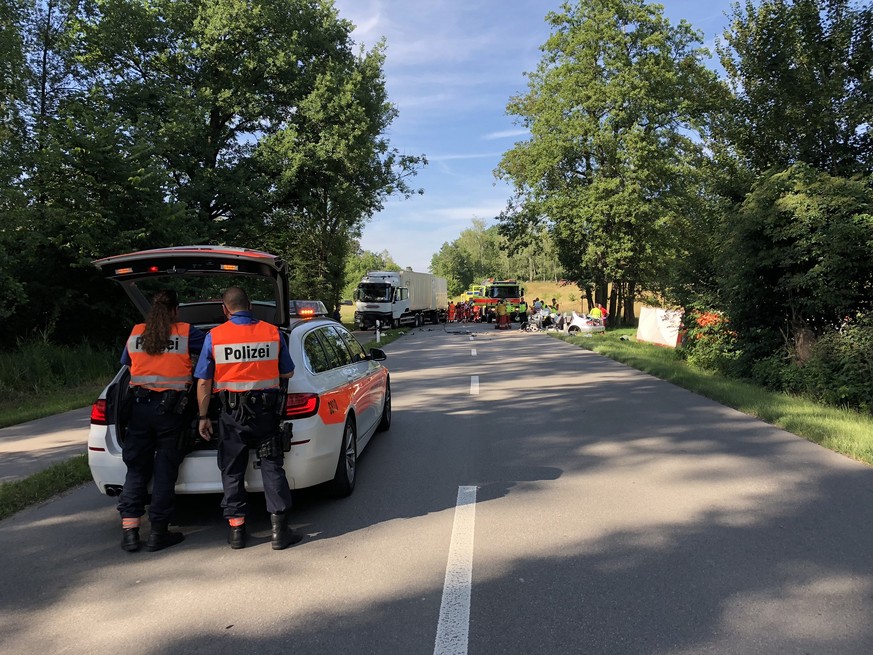 HANDOUT - Unfallstelle nach einer Frontalkollision zwischen einem Personenwagen und einem Anhaengerzug, am Freitag, 15. Juni 2018 in Bachenbuelach. Gemaess Polizeiangaben erlitt der Autofahrer toedlic ...